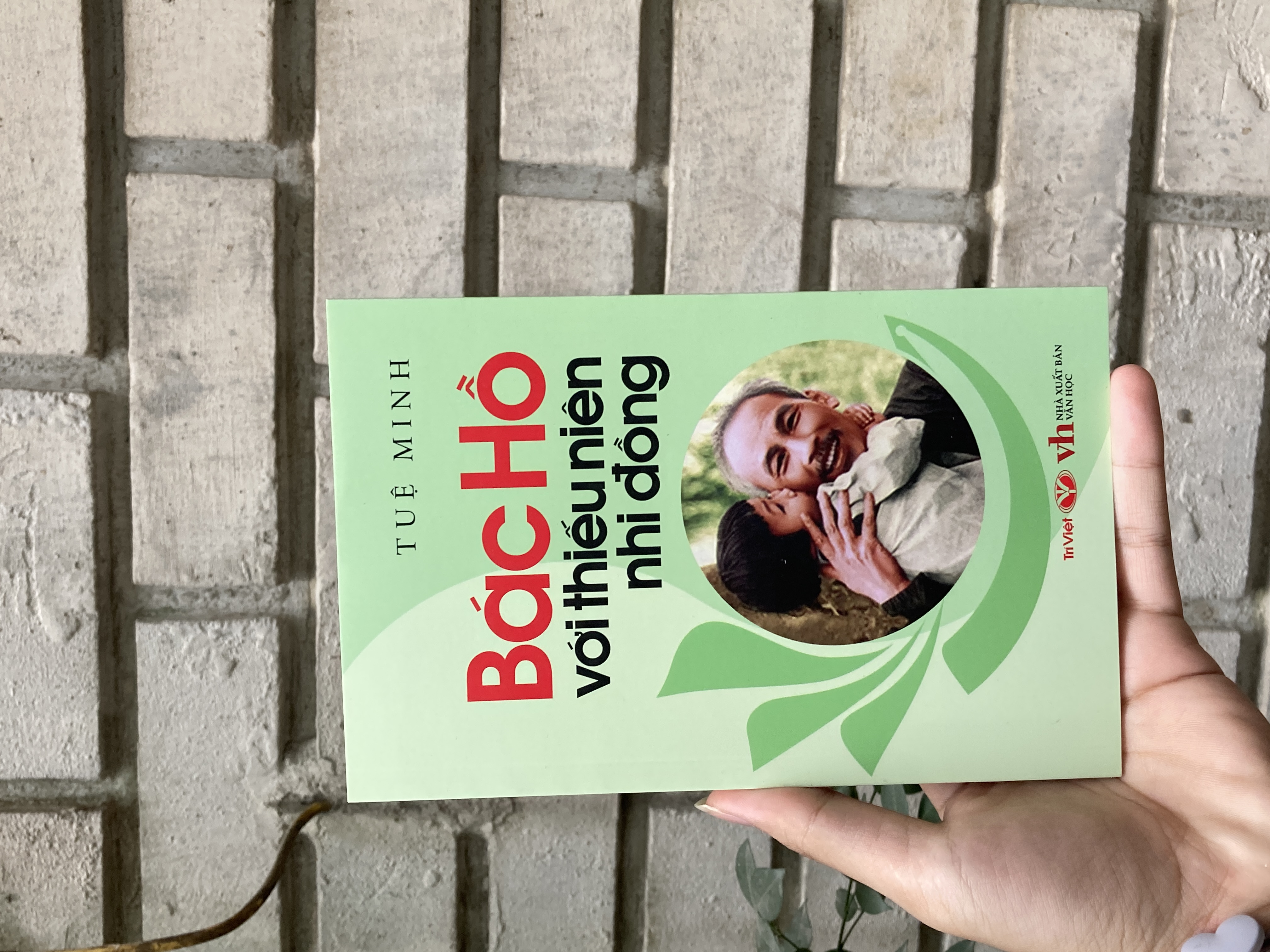 Bác hồ với thiếu niên nhi đồng